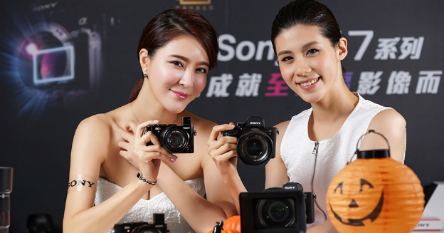 sony-cyber-shot-rx1r-ii-alpha-a7s-ii-with-models-01-img-top