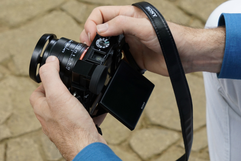 sony-cyber-shot-rx1r-ii-lifestyle-13-part
