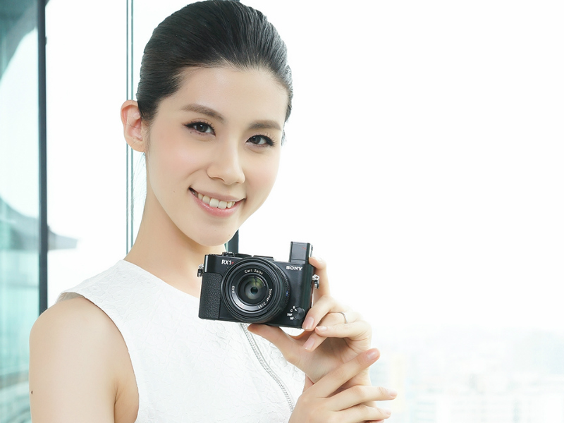 sony-cyber-shot-rx1r-ii-with-model-01