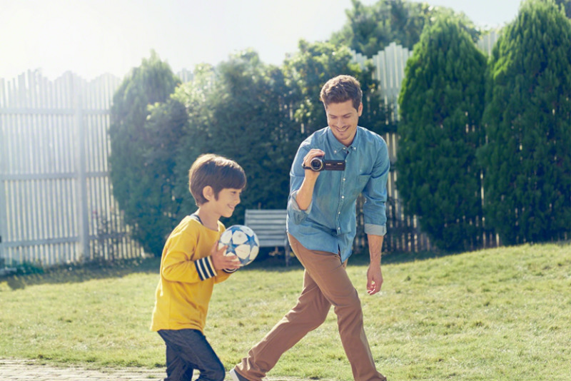 sony-hdr-pj675-lifestyle-01